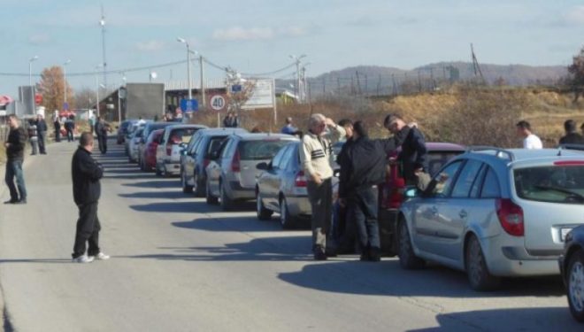 Kolona me kilometra në Merdarë