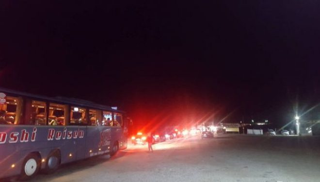 Kolonë në kufi me Serbinë, pritjet zgjasin mbi dy orë (Foto)
