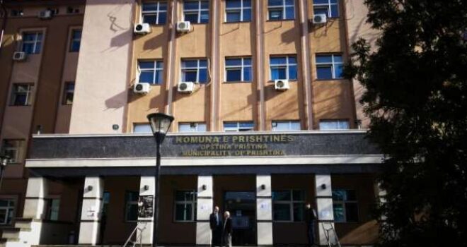 Sulmohet Komuna e Prishtinës, ja çka u gjuajt në korridoret e saj