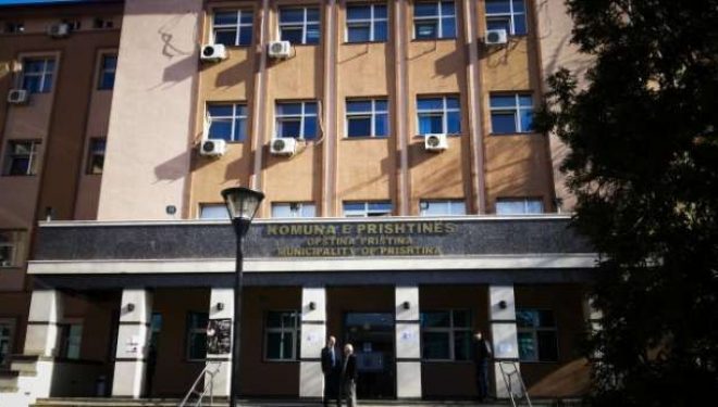 Sulmohet Komuna e Prishtinës, ja çka u gjuajt në korridoret e saj