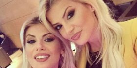 Motrat Vjollca nuk zbresin nga makina as brenda në traget (Foto)