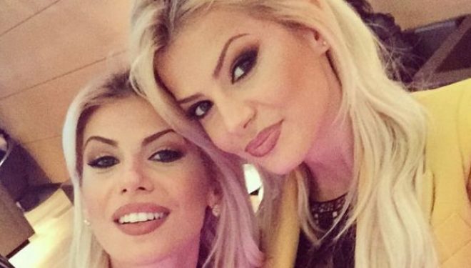 Motrat Vjollca nuk zbresin nga makina as brenda në traget (Foto)