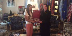 Majlinda merr një dekoratë nga familja Rugova
