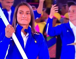 Majlinda vështirë iu përmbajt lotëve teksa mbajti flamurin në hapje të Rio 2016 (Foto/Video)