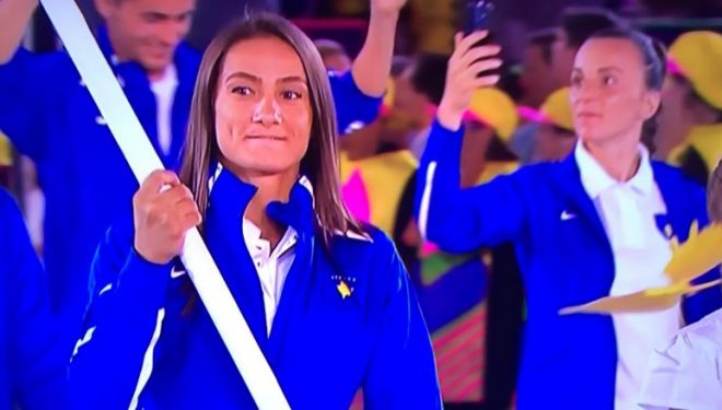 Majlinda vështirë iu përmbajt lotëve teksa mbajti flamurin në hapje të Rio 2016 (Foto/Video)