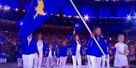 MADHËSHTORE – Kosova shkruan historinë, flamuri bartet me krenari nga Majlinda Kelmendi (Foto/Video)