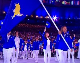 MADHËSHTORE – Kosova shkruan historinë, flamuri bartet me krenari nga Majlinda Kelmendi (Foto/Video)
