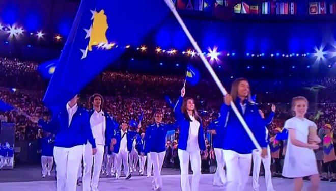 MADHËSHTORE – Kosova shkruan historinë, flamuri bartet me krenari nga Majlinda Kelmendi (Foto/Video)