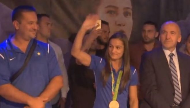 Majlinda Kelmendi pritet si heroinë në Pejë (Foto)