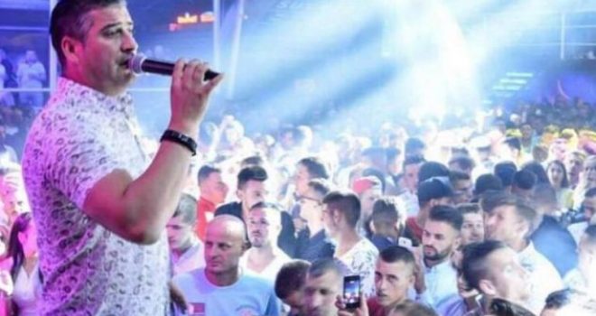 Pse nuk guxon Meda ti prek me dorë adhurueset?