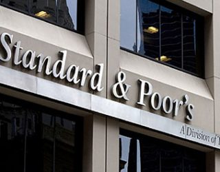 “Standard & Poor’s”: Ekonomia, stabël. Zgjedhjet mund të jenë një risk (Video)