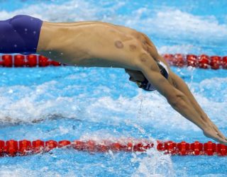 Ja përse atletët në “Rio 2016” kanë pulla të kuqe në shpinë