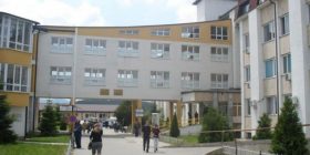 Mjekët “gjumashë” torturojnë fëmijën për një udhëzim
