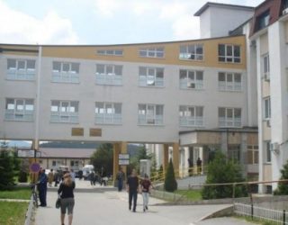Mjekët “gjumashë” torturojnë fëmijën për një udhëzim