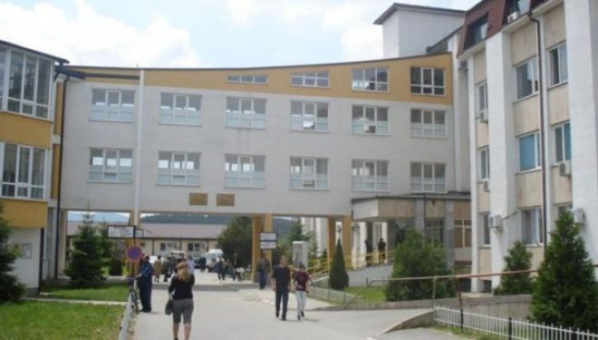 Mjekët “gjumashë” torturojnë fëmijën për një udhëzim