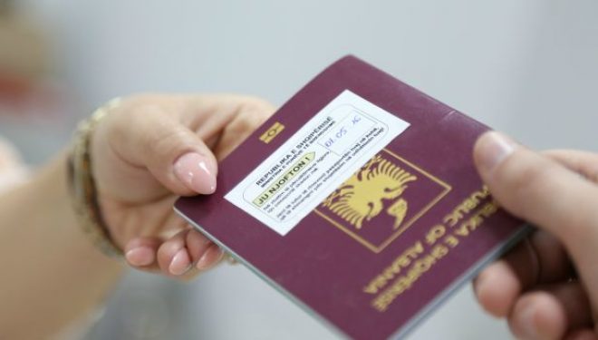 Kurti, Ymeri, Konjufca e Molliqaj marrin nënshtetësi shqiptare