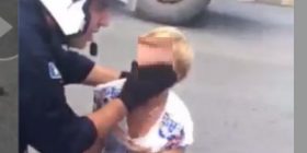 Polici i Kosoves godet këmbësoren e më pas i shqetësuar i lutet ta thotë një fjalë (Video +16)