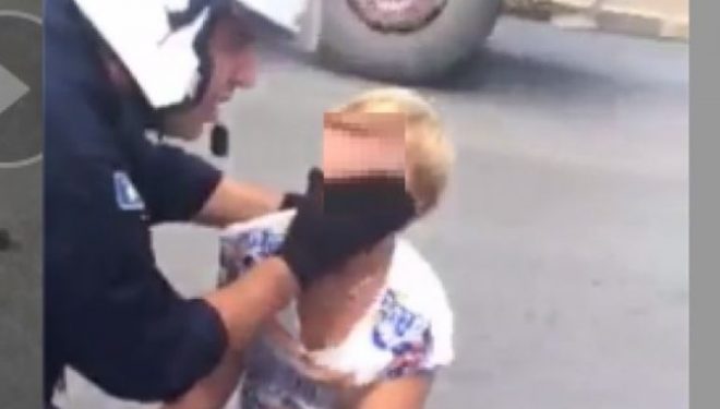 Polici i Kosoves godet këmbësoren e më pas i shqetësuar i lutet ta thotë një fjalë (Video +16)