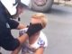 Polici i Kosoves godet këmbësoren e më pas i shqetësuar i lutet ta thotë një fjalë (Video +16)