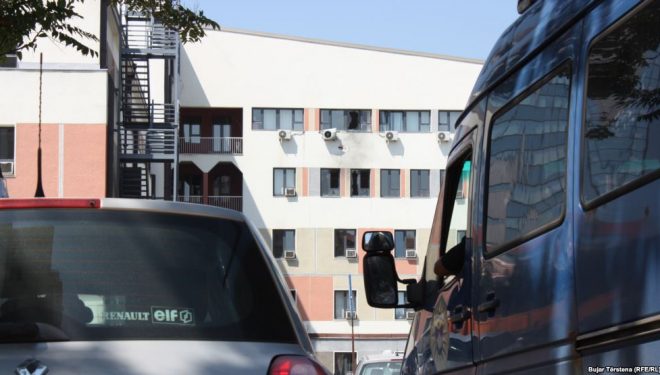 Policia gjen dëshmi relevante të sulmit ndaj Kuvendit (Foto)