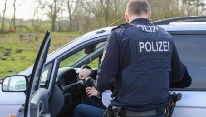 Për të penguar dëbimin, kosovari kërcënon se do të vrasë gruan dhe fëmijët