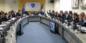 Opozita: Qeveria po thellon krizën – Qeveria: Edhe arbitrazhi mundësi