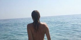 Shpërthen Rovena Dilo, del me gjoks jashtë në plazh (Foto)