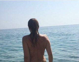 Shpërthen Rovena Dilo, del me gjoks jashtë në plazh (Foto)