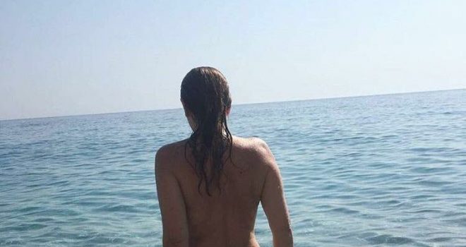 Shpërthen Rovena Dilo, del me gjoks jashtë në plazh (Foto)