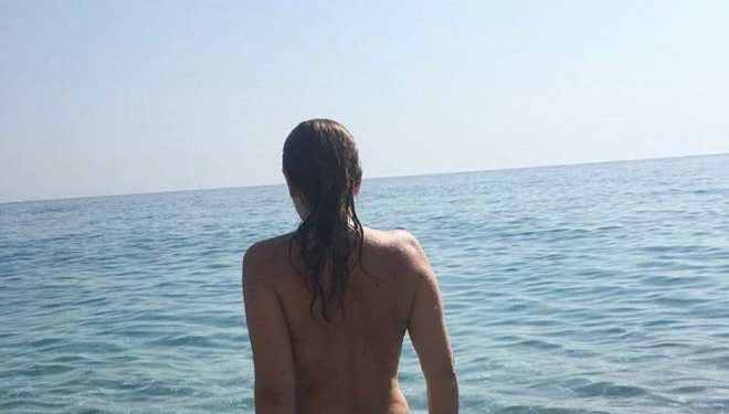 Shpërthen Rovena Dilo, del me gjoks jashtë në plazh (Foto)