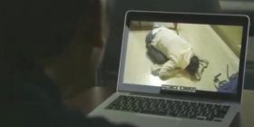 Gruaja ishte gjithmonë e lodhur, burri vendosë ta shohë se çfarë bën ajo gjatë ditës dhe ja çfarë sheh (Video)