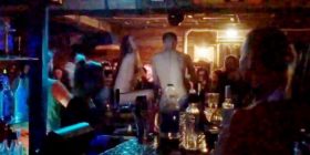 Çifti bën seks mbi banakun e një lokali të natës (Video 18+)