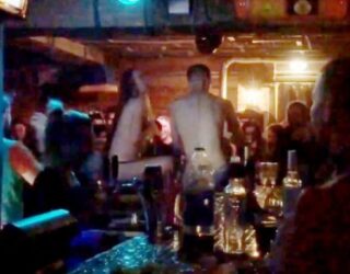 Çifti bën seks mbi banakun e një lokali të natës (Video 18+)