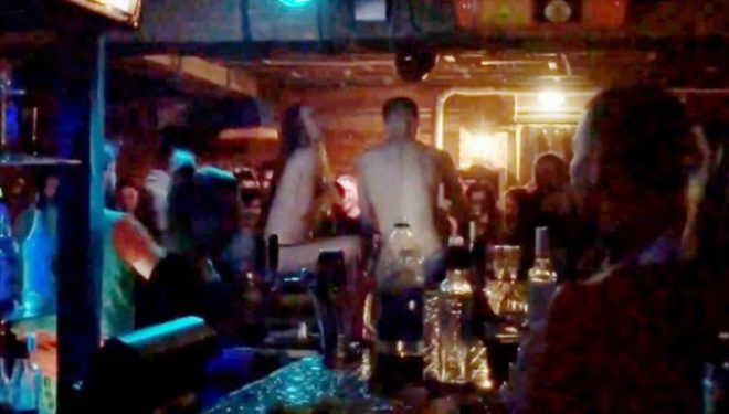 Çifti bën seks mbi banakun e një lokali të natës (Video 18+)