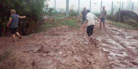 Heroi që shpëtoi mbi 3 mijë njerëz nga vërshimet në Maqedoni (Foto)