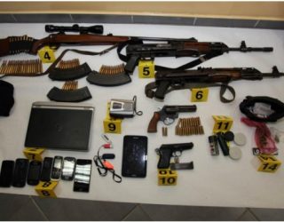 Fishekë, snajperë e kallasha gjeti Policia tek të arrestuarit e VV-së (Foto)