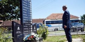 Analistët: Thaçi te memorialët serbë për Specialen
