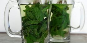 4 përbërës detoksifikues që duhet t’i shtoni tek uji