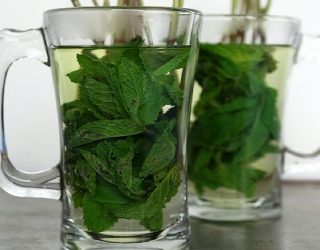 4 përbërës detoksifikues që duhet t’i shtoni tek uji