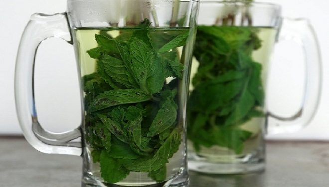4 përbërës detoksifikues që duhet t’i shtoni tek uji