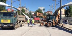 Rrethoja me pllaka metali, “barrikadë” që ndan Mitrovicën