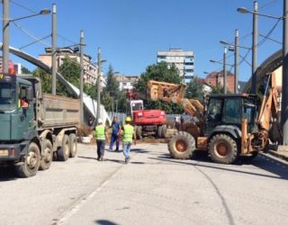 Rrethoja me pllaka metali, “barrikadë” që ndan Mitrovicën