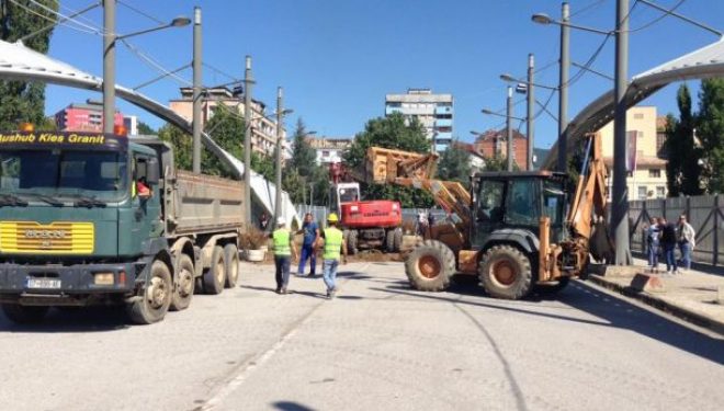 Rrethoja me pllaka metali, “barrikadë” që ndan Mitrovicën