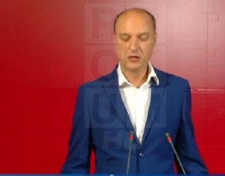 Visar Ymeri e ‘tepron’ i quen ‘derra’ Thaçin, Veselin e Mustafen! (Video)