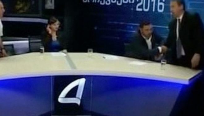 Shikoni se si përdorin grushte dy politikanë në emsionin ‘live’ (Video)