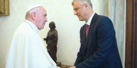 Thaçi: Papa më premtoi se do ta vizitojë Kosovën