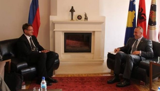 Haradinaj takohet me zyrtarë sllovenë, i falenderon për mbështetjen