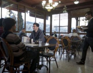 3900 euro një drekë në fshat (Video)