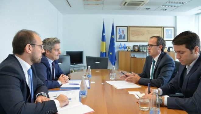 Hoti diskutoi me përfaqësuesin e BEI nevojat për financime të Kosovës