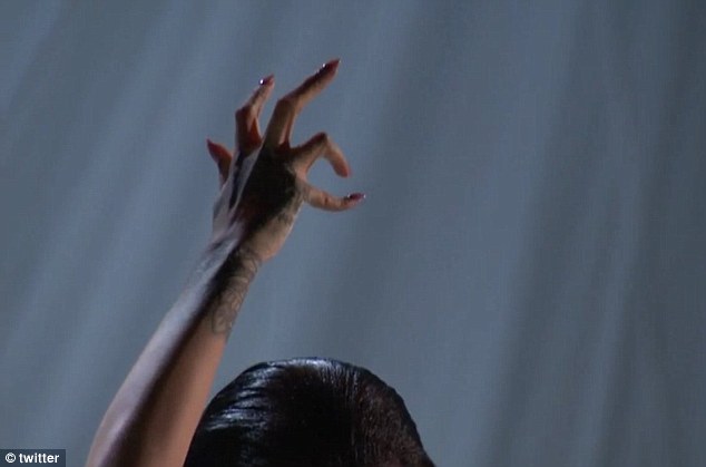 37CDDDC300000578-3769641-One_user_even_exclaimed_that_it_looked_like_her_finger_was_havin-a-82_1472775823342